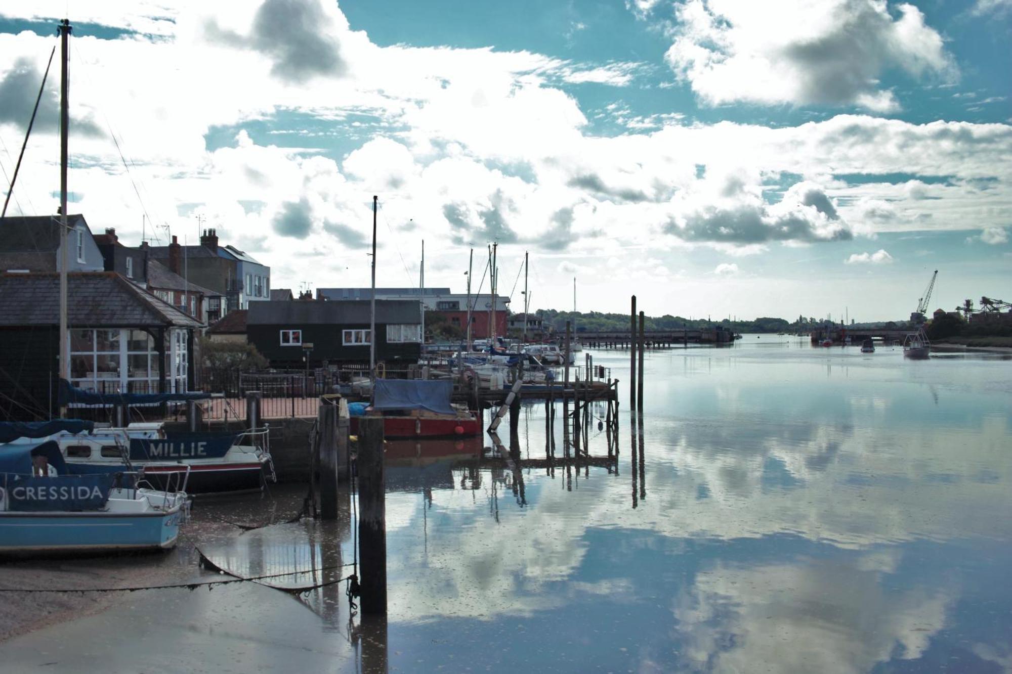 Queens Cottage, Wivenhoe Stylish, Plush, Cosy, Convenient & Quirky, 2X Double Bed Period Cottage Plus Patio - 9 Min Walk Train, 4 Min Walk High Street Pubs, Restaurants, Shops Exterior photo
