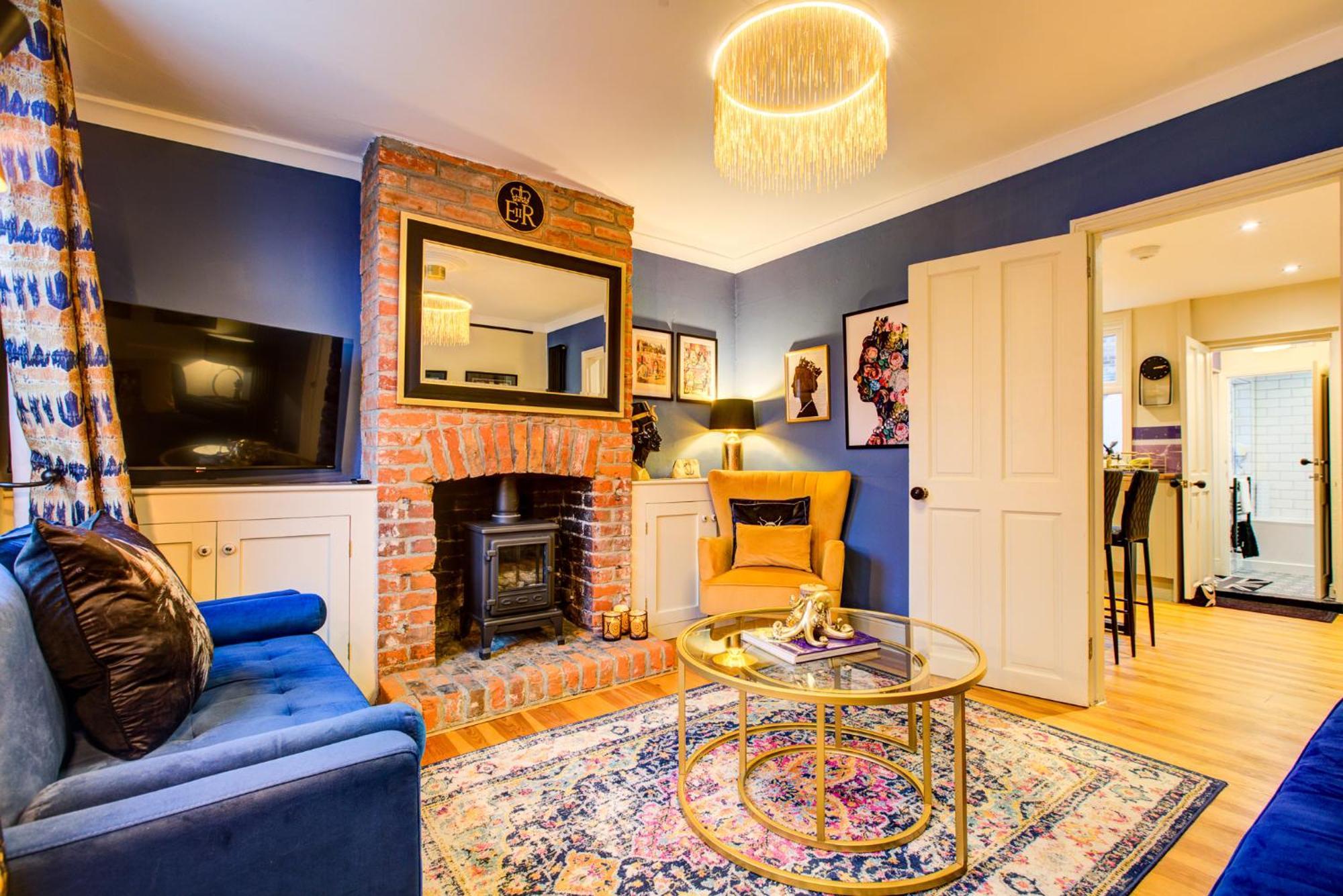 Queens Cottage, Wivenhoe Stylish, Plush, Cosy, Convenient & Quirky, 2X Double Bed Period Cottage Plus Patio - 9 Min Walk Train, 4 Min Walk High Street Pubs, Restaurants, Shops Exterior photo