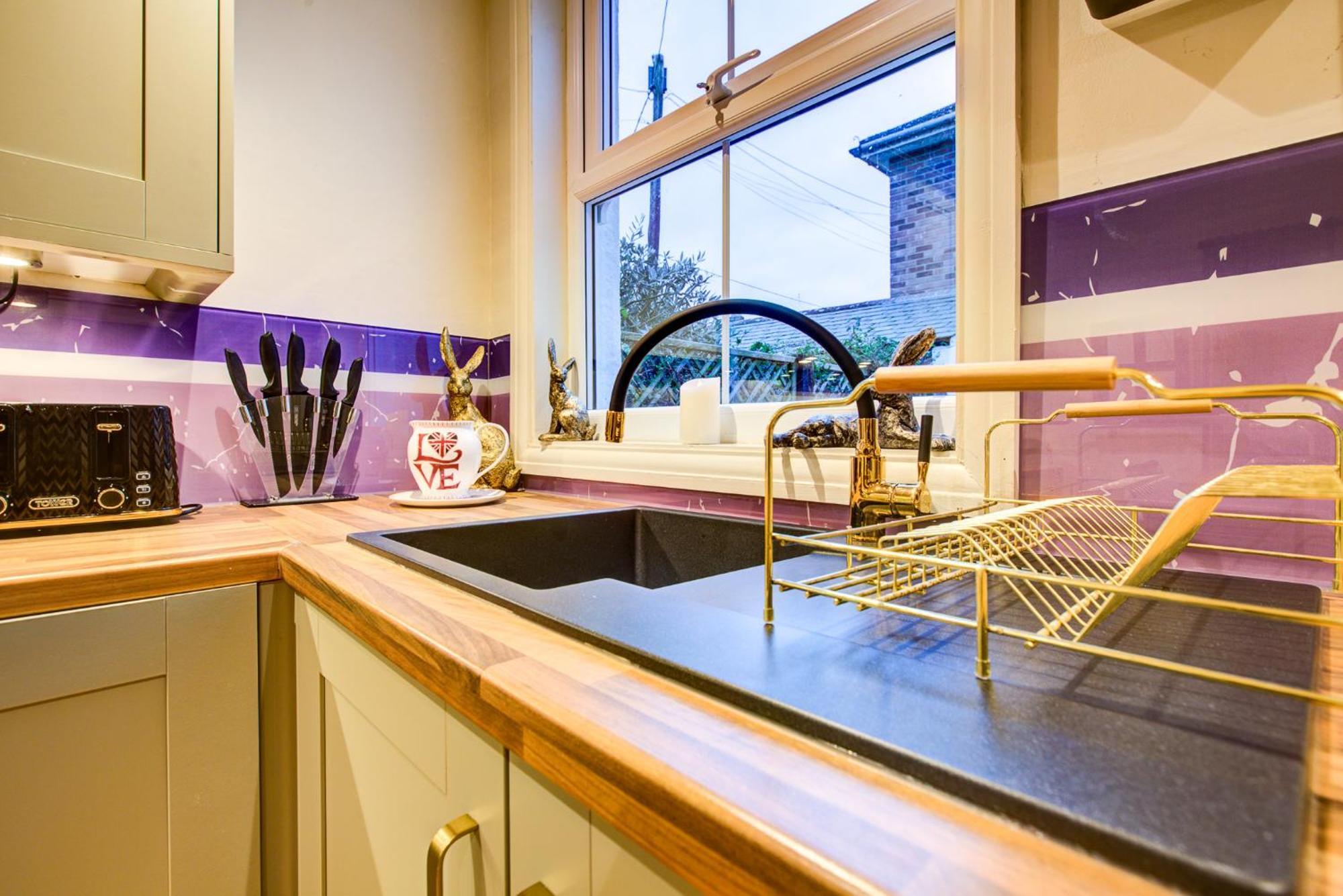 Queens Cottage, Wivenhoe Stylish, Plush, Cosy, Convenient & Quirky, 2X Double Bed Period Cottage Plus Patio - 9 Min Walk Train, 4 Min Walk High Street Pubs, Restaurants, Shops Exterior photo