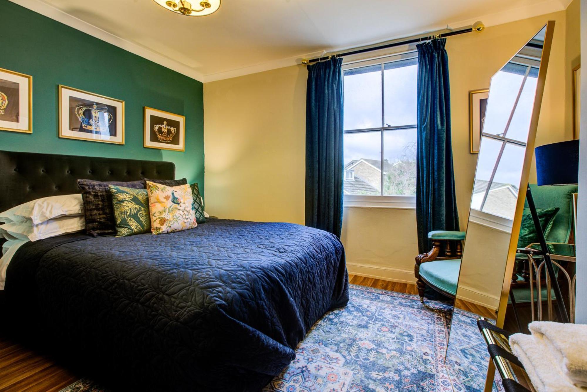 Queens Cottage, Wivenhoe Stylish, Plush, Cosy, Convenient & Quirky, 2X Double Bed Period Cottage Plus Patio - 9 Min Walk Train, 4 Min Walk High Street Pubs, Restaurants, Shops Exterior photo