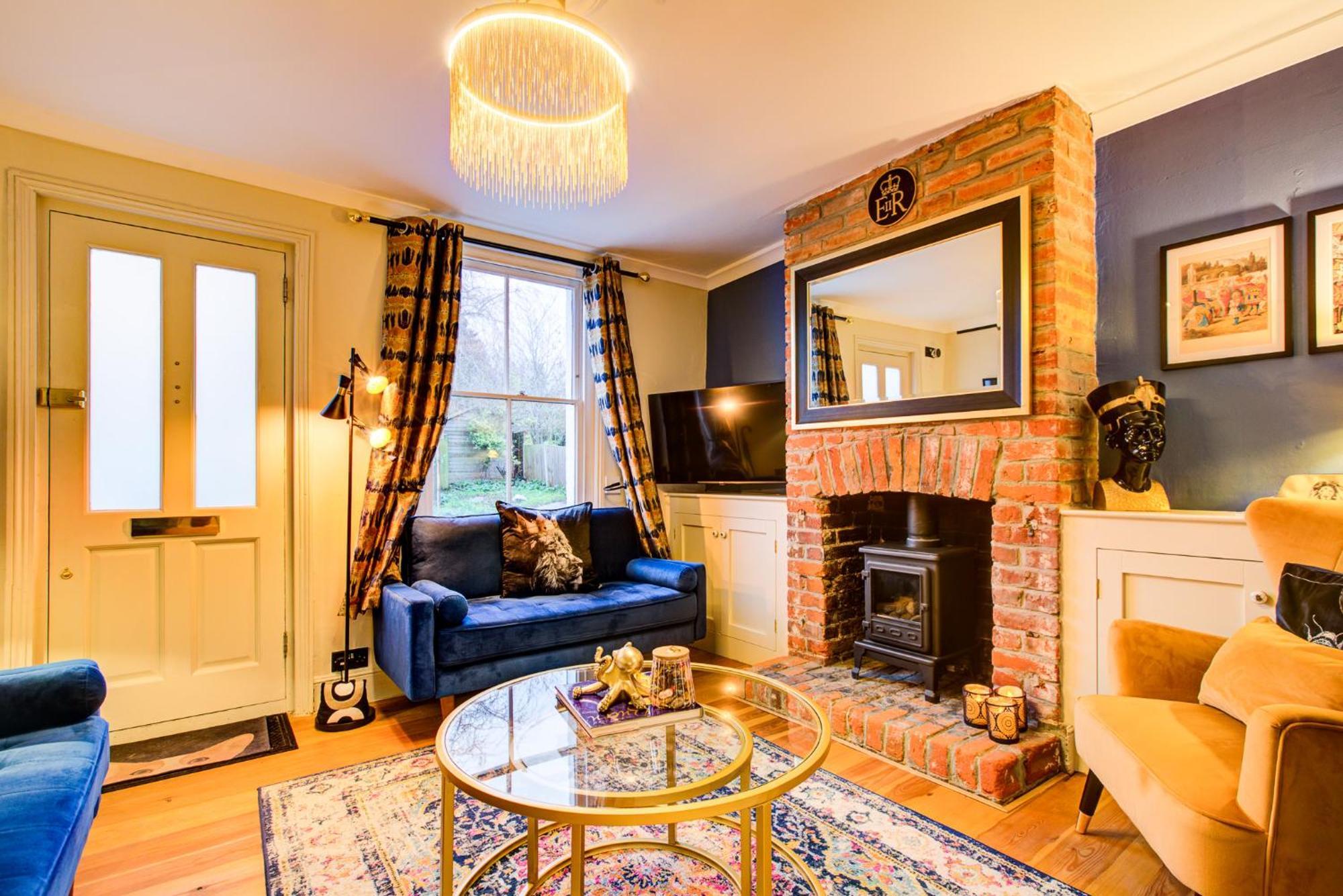 Queens Cottage, Wivenhoe Stylish, Plush, Cosy, Convenient & Quirky, 2X Double Bed Period Cottage Plus Patio - 9 Min Walk Train, 4 Min Walk High Street Pubs, Restaurants, Shops Exterior photo